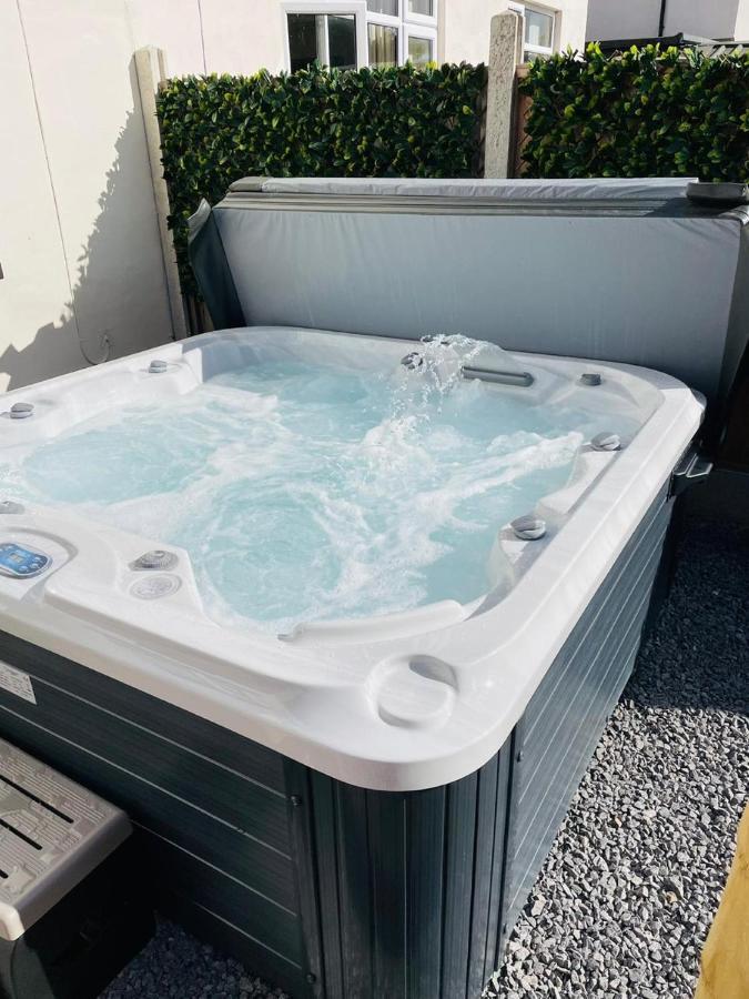 Stylish Hot Tub House With Free Parking! Villa York Exterior photo